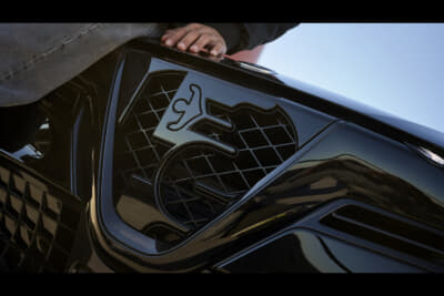 アルファ ロメオJUNIOR Ibrida INTENSA：新意匠のVシールド盾型グリルはボディ同色のグロスブラックで統一