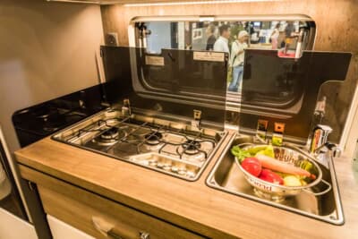 495UL エクセレント エディション：、シンクも大きく、ガスコンロは3口ある本格的なタイプ