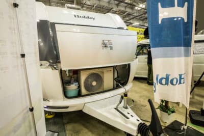 495UL エクセレント エディション：車体前方には室外機を備える