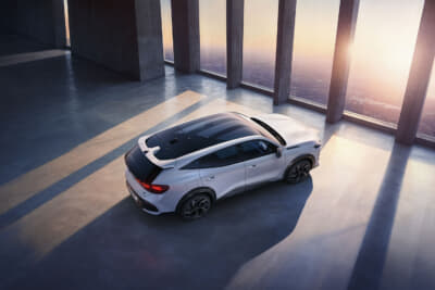 ルノー・フィランテ：リアに向かってルーフラインが滑らかにつながる独特なクーペシルエット