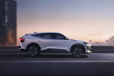 ルノー・フィランテ：全長4915mm×全幅1890mm×全高1635mmの堂々たるボディサイズ