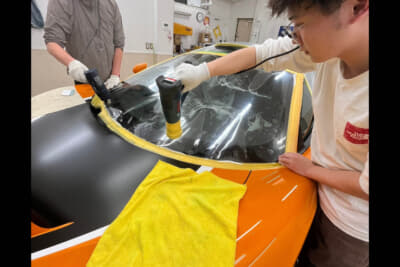 近年需要が高まっているのが、フロントガラスへのプロテクションフィルムの施工