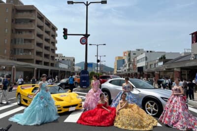 敦賀駅前のストリートでは、ドレスを着たモデルの方々に迎えられました