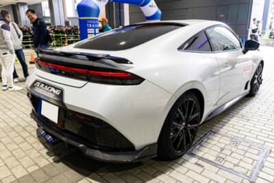 2025年式 ホンダ J's Racing プレリュード:低く構えたクーペシルエットを強調するリアビュー。ハイブリッドモデルながら、モータースポーツのノウハウを活かした足まわりと排気系が、次世代のスポーツドライビングを予感させる