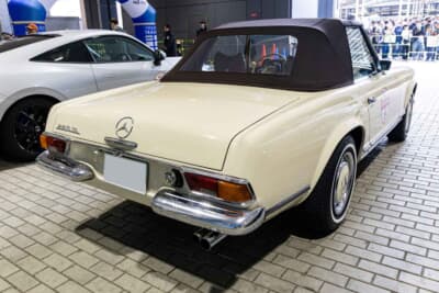 1970年式 メルセデス・ベンツ 280SL:幌を閉めた姿もまた美しい縦目ベンツの傑作。端正なフロントグリルと質感の高いソフトトップのコントラストが、ヴィンテージ・メルセデスらしい知的な色気を放っている
