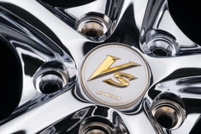 VS KF♯ Chrome Edition：標準モデルのセンターキャップはシルバーの下地に金色のロゴが採用されている。高級感も絶大 