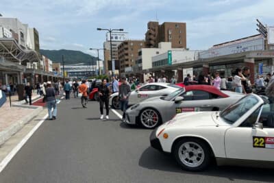 敦賀駅前のストリートは歩行者天国になって、参戦車両をだれもが見学できるように