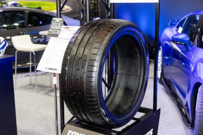 フェニックスパワーのデモカーであるGT-Rにセットするプロクセス スポーツ2のサイズは、フロントが255/40R20、リアが285/35R20だ