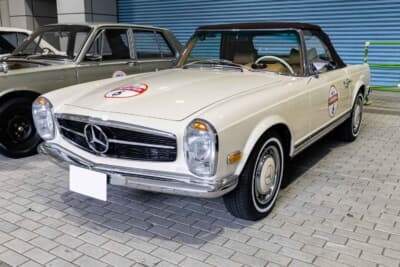 1970年式 メルセデス・ベンツ 280SL:幌からリアデッキへと続く滑らかなラインが、カブリオレ特有の凝縮感ある後ろ姿を演出している。水平基調のテールデザインと控えめなクロームパーツの輝く