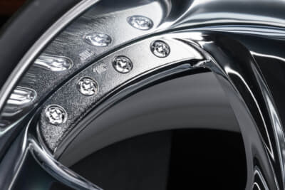 VS KF♯ Chrome Edition：3ピース構造のVSシリーズ採用。スポークとスポークの間にはピアスボルトが配置される