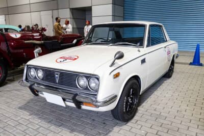 1967年式 TOYOTA 1600GT:コロナ・ハードトップのボディにDOHCエンジンを搭載した日本スポーツカー夜明け前の名作。フロントグリルに輝くGTエンブレムが「羊の皮を被った狼」としての本性を主張する