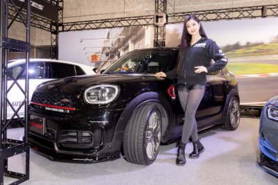 チューニングは自社のエアロとビルシュタインの足まわり程度で、デモカーでありながらユーザーが身近に感じられるスペックとなっているR's Racingのミニ クロスオーバー