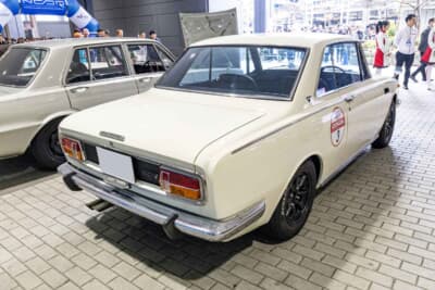 1967年式 TOYOTA 1600GT:軽快なファストバック風のルーフラインが特徴的なリアビュー。ヤマハの手によるツインカムエンジンの咆哮を響かせ走り去る姿は当時の若者たちが憧れたジャパニーズGTそのものだ
