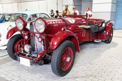 1936年式 ラゴンダ LG45:戦前を代表する最高級スポーツGTとして君臨する一台。垂直にそびえ立つ重厚なラジエーターグリルと巨大なヘッドライトが英国貴族の気品と力強さを今に伝えている