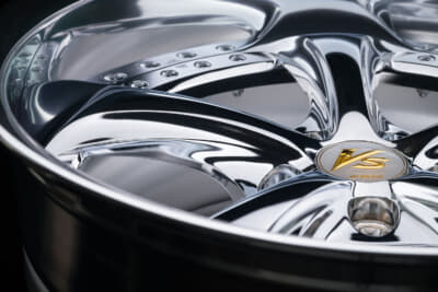 VS KF♯ Chrome Edition：リムに向かってスポークがグッと落ち込むことでリムの深さを表現。またセンターキャップすぐ脇からスポークが伸びることで足の長さも強調。18インチはリバースリム、19インチはステップリムが採用される 