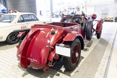 1936年式 ラゴンダ LG45:流れるようなフェンダーラインが美しいリアクォーター。ボルドーのボディが優雅な曲線を際立たせ、90年近い時を経てもなお路上の主役であり続ける圧倒的なオーラを放つ