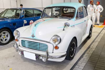 1964年式 モーリス マイナー1000ミットフィールド:アレック・イシゴニス設計による英国の国民車。愛嬌のある丸型ヘッドライトと曲線主体のデザインは現代の路上でも色褪せない個性を放ち見る者を笑顔にする