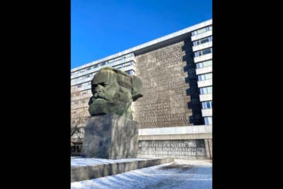 とんでもない大きさの石像です