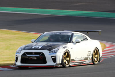 日産R35型GT-Rは、チューニングショップの技術屋集団クラブRH9のグローバルオートが製作したチューンドカーが展示される