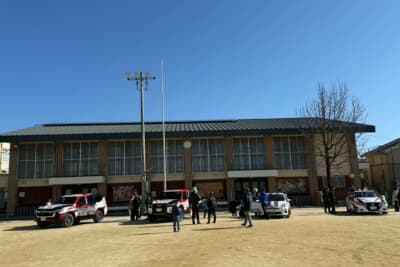 1月10日（土）は、京都市立下鳥羽小学校で、カーライフジャーナリストのまるも亜希子さんと一緒に「OKISHU」の交通安全応援活動を行いました