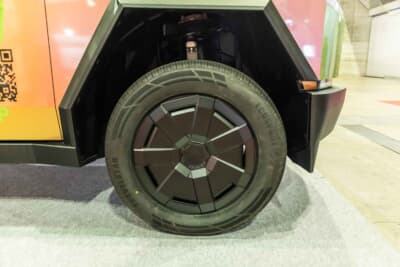 テスラ サイバートラック： 最大406mmの地上高を実現するハイテクなエアサスペンションを装備