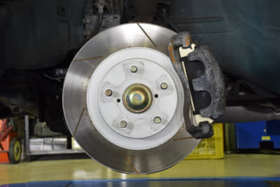 ディクセル：摩擦係数の高いSDローターにスリットが入り、さらに制動力を高める