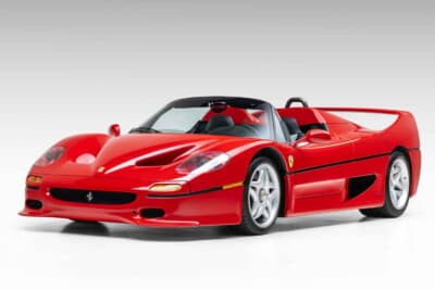 880万5000ドル(邦貨換算約13億7010万円)で落札されたフェラーリ「F50」(C)Courtesy of RM Sotheby's