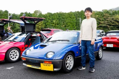 オーナーの森慎平さんと、1993年式マツダオートザム AZ-1 タイプL