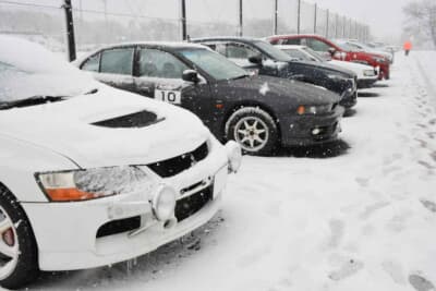 早朝の伊勢原市総合運動公園には、多くの参加車両が集結