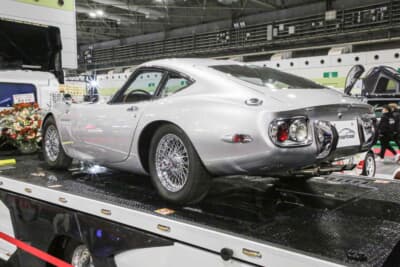 トヨタ 2000GT:ない部品は作り、メッキ部品やメーター、時計などはトヨタ関連の会社に協力を請い、復元している