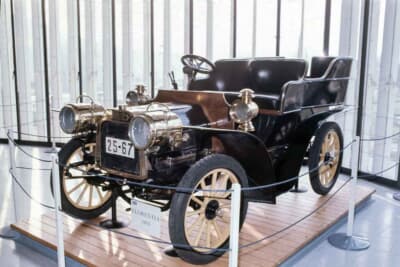 1903 ファブリカ ディ アウトモビリ フロレンティア：のちにイソッタ・フラスキーニのエンジニアとして名を馳せるカッターネオが開発を手がけた「ファブリカ・ディ・アウトモビリ・フロレンティア」のモデル。現存する唯一の車両と言われる極めて貴重な歴史的遺産だ