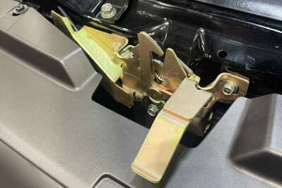 いすゞ ヴィークロス：ボンネットラッチも新品同様のクオリティだ