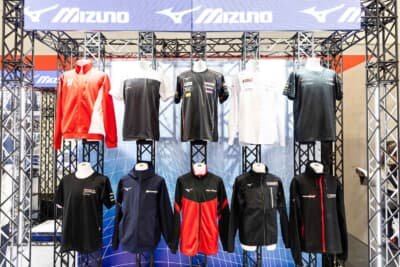 各チームのユニフォームが並ぶ様子。日本のモータースポーツ界をミズノが支えていることがわかる