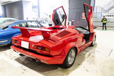 1989年式 ランボルギーニ カウンタック 25thアニバーサリー:巨大なリアウィングと縦型スリットが織りなす圧倒的なリアクォーターが特徴的だ