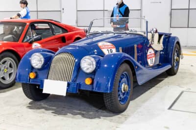 2001年式 モーガン:伝統的な木製フレームを守り続ける英国の至宝。21世紀のモデルながら戦前からのスタイルを忠実に継承するフロントマスクは時代を超越した独特の気品を路上で放っている