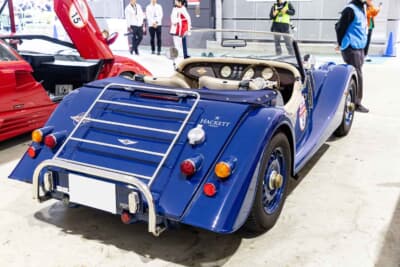 2001年式 モーガン:クラシカルなスペアタイヤ背負いスタイルが情緒を醸し出すリアクォーター。熟練職人の手仕事によって仕立てられた1台が放つ美しさは現代の効率主義とは無縁の贅沢な世界観を構築する