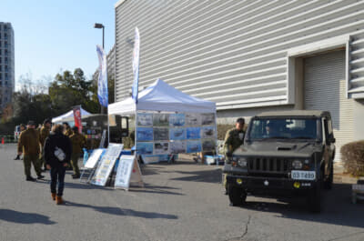インテックス大阪内3号館奥の屋外スペースに3台の陸上自衛隊車両が展示された