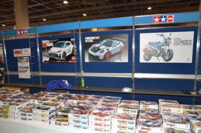RCカーやプラモデル、さらにアパレルなどのタミヤ・グッズがずらりと並べられた物販コーナー