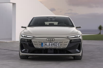 アウディA6 e-tron：デジタルデイタイムランニングライトとヘッドライトが上下に分割されたシャープなデザインが目を惹く