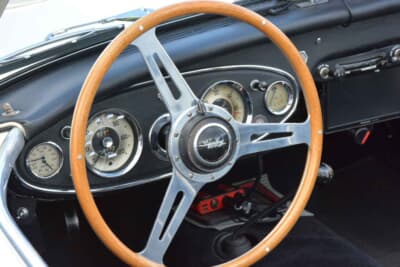 オースチン・ヒーレー 100-6：ウッドステアリングが時代背景にマッチしている