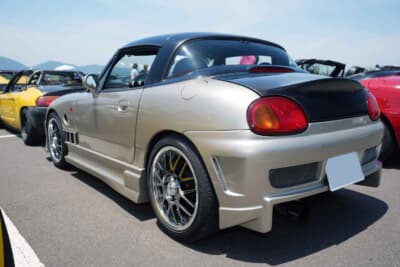 スズキ カプチーノ：ボディカラーは純正と思いきや濃いめのシャンパンゴールド。納車前にオールペンしてもらいボディカバーを被せ大切に保管している