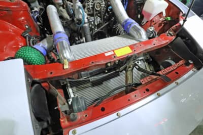 マツダ RX-7:FD3S用の流用パーツが多いのも特徴だ。効率を考えてサージタンク、スロットルボディ、オルタネーター、ラジエター電動ファンを交換している