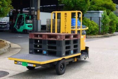 ターレーは市場や工場、倉庫などで荷物を運搬する3輪の電動式小型特殊自動車