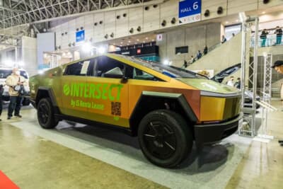 テスラ サイバートラック： オートサロン2026の会場でひときわ異彩を放つ多角形フォルム