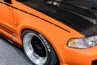 ホンダ シビック：フロントからリアフェンダーへと繋がるサイドステップのライン。車高を低く見せつつも、走行性能を犠牲にしない絶妙なボリューム感を実現している