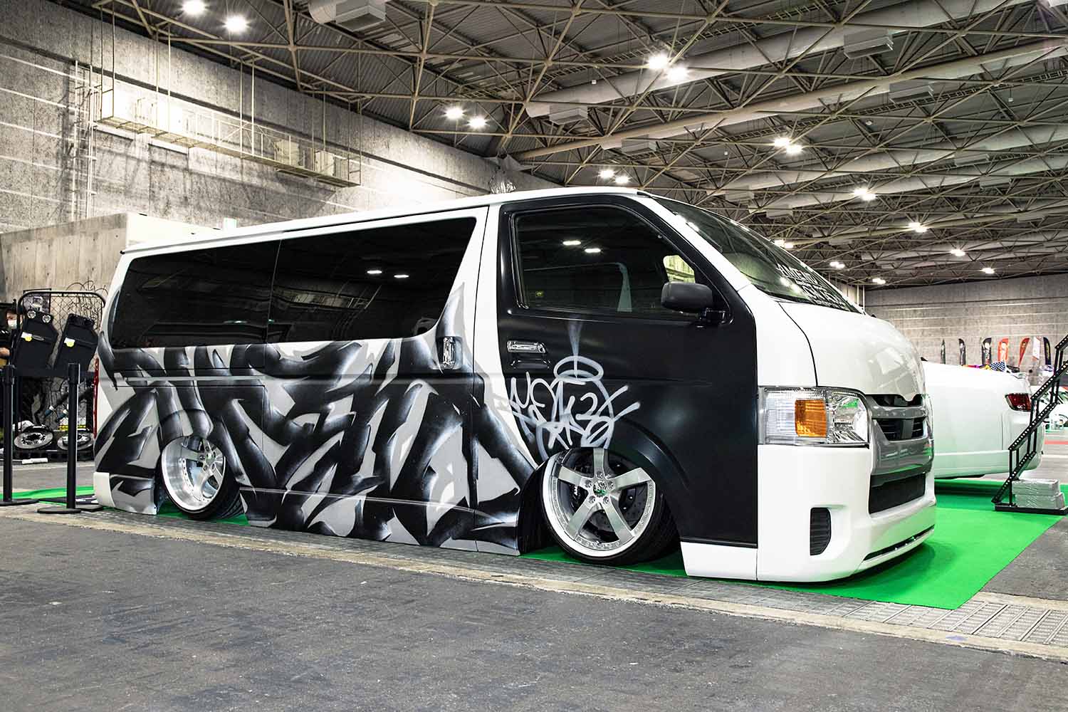 ボディにタイヤがめり込んでいるハイエース！超低車高を実現するための