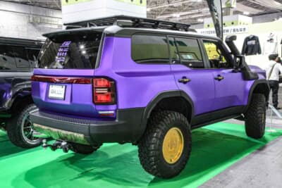 トヨタ ランドクルーザー250：高級サスペンションとして名高いドビンソンの3WAYで大胆なリフトアップも施し、マットパープルでボディをフルラッピングするなど感度の高いカスタムが投入されている