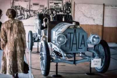イターラ35/45hp：1907年に開催された過酷な「北京ーパリレース」のウィニングカーであるイターラ35/45hp。1万6000kmもの荒野を走り抜き、2位に20日もの大差をつけて圧勝した伝説の1台である