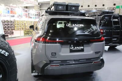 トヨタ RAV4：ビス留め風仕様のフェンダーガーニッシュや、マーカーを組み込んだノーズプロテクター、フラットラックなどはアウトドア感を一挙に倍増させるのに最適