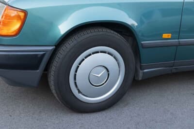 メルセデス・ベンツ124ミディアムクラス・セダン:あえてアルミではなくスチールホイールにキャップを被せる、前期型の正装スタイル